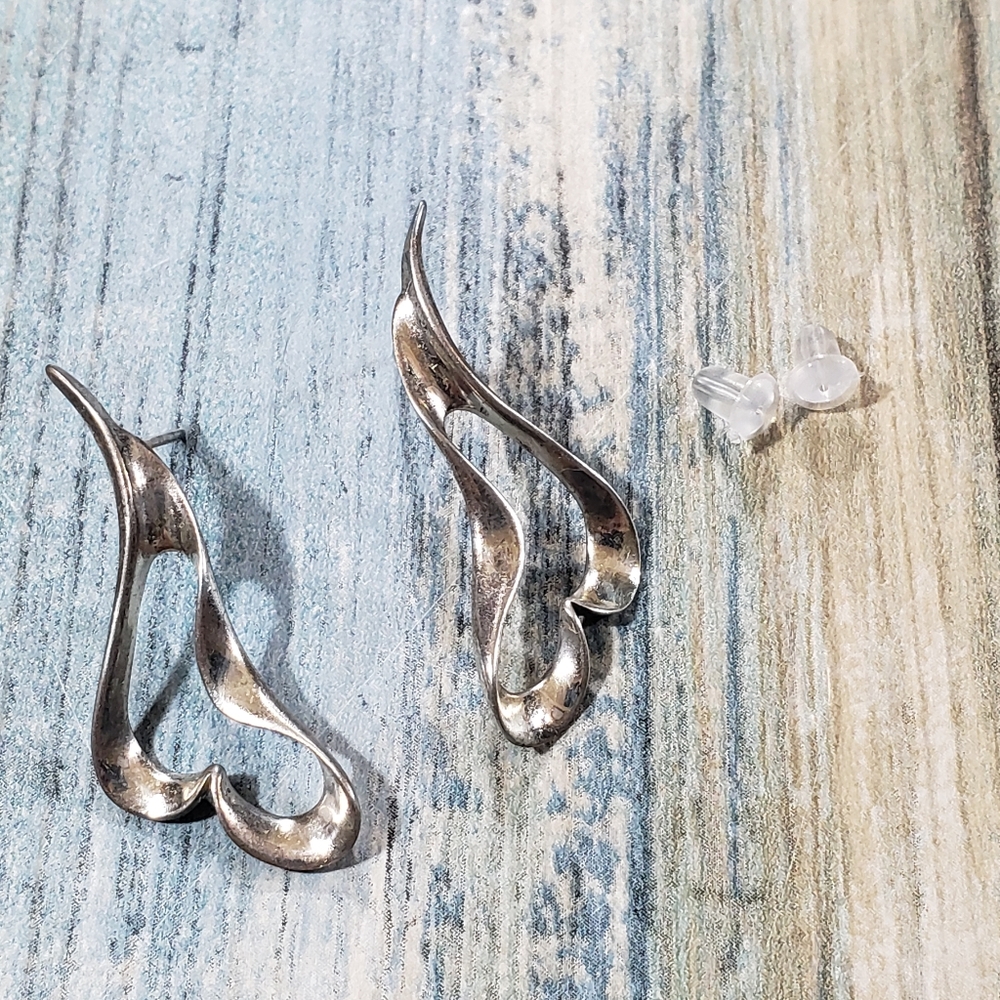 Upside-Down Heart Earrings. - Picture 6 of 8